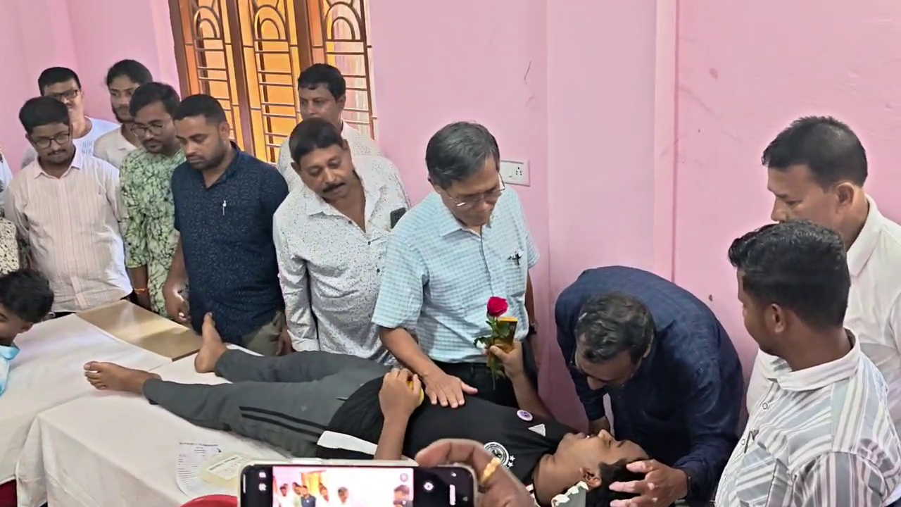  এসএফআই ডুকলি বিভাগীয় কমিটির উদ্যোগে রক্তদান শিবির আয়োজিত 