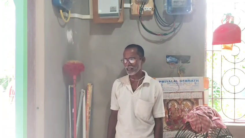 বাড়ির বিদ্যুৎ লাইন কেটে জোর করে স্মার্ট মিটার লাগানোর অভিযোগ নবগ্রামে: