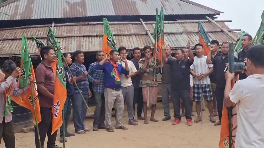 কচু ছড়া- ডেম ছড়া কেন্দ্রের দি-গাং কামী এলাকায় বিজেপির উদ্যোগে সংঘটিত হয় ডোর টু ডোর কর্মসূচি