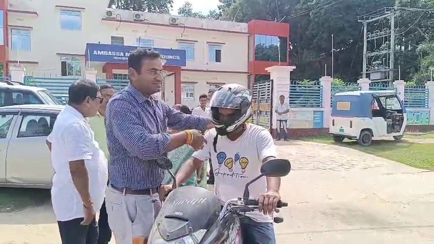 ধলাই জেলা পরিবহন দপ্তরের উদ্যোগে আমবাসা এলাকায় হেলমেট বিতরণ