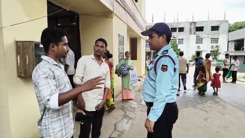  সিকিউরিটি গার্ড ব্যস্ত মোবাইল নিয়ে,জিবি থেকে নিখোঁজ এক চিকিৎসাধীন রোগী 